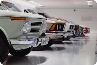 autos lujosos formados en fila